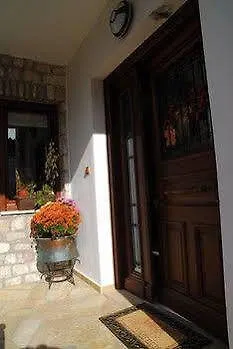 το πέτρινο Πανσιόν Πεζούλα